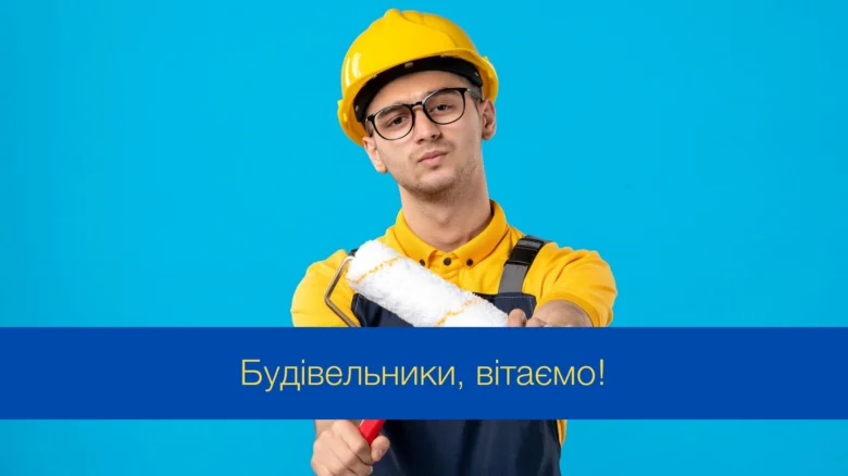 Будівельник у жовтому одязі тримає валик для фарби на синьому фоні.