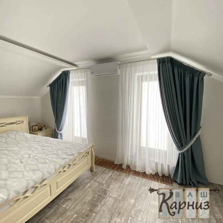 Спальня з темними захисними шторами біля вікон