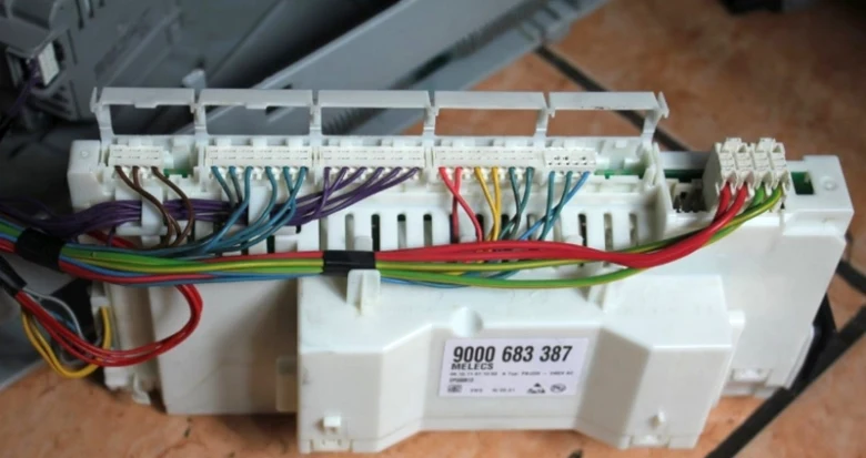 Внутрішня плата посудомийки Bosch з підключеними дротами для діагностики помилки Е27