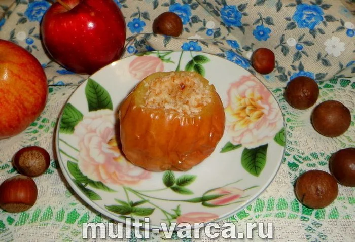 Печене яблуко з медом та горіхами на тарілці.